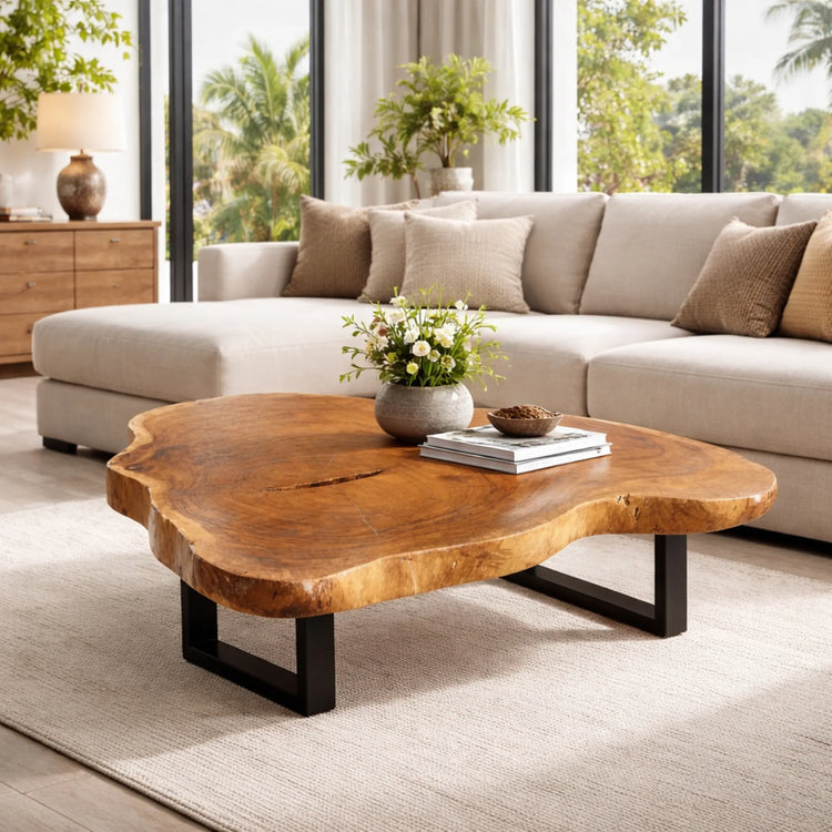 Akazie-Baumscheibe-Couchtisch (110 × 100 × 43 cm, 9 cm starke Platte) mit herzförmiger Wolken-Naturform, echter Baumkante und honigbrauner Maserung, Massivholz-Unikat für Wohnzimmer mit Ecksofa oder L-Sofa in der Schweiz