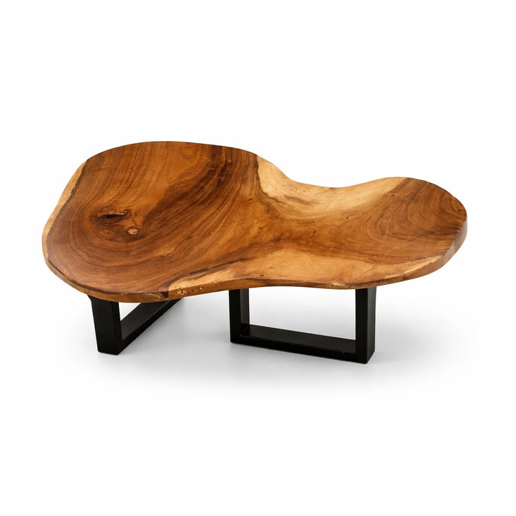 Couchtisch aus Akazie-Baumscheibe mit markanter Holzmaserung (Suarholz, ca. 107 x 90 x 43 cm, 8 cm starke Platte) und Naturkante, mittelgroßes Massivholz-Unikat für asiatisch inspiriertes Wohnzimmer, Loft oder Lounge in der Schweiz
