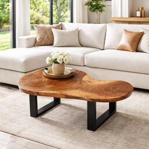 Couchtisch aus Akazie-Baumscheibe mit markanter Holzmaserung (Suarholz, ca. 107 x 90 x 43 cm, 8 cm starke Platte) und Naturkante, mittelgroßes Massivholz-Unikat für asiatisch inspiriertes Wohnzimmer, Loft oder Lounge in der Schweiz
