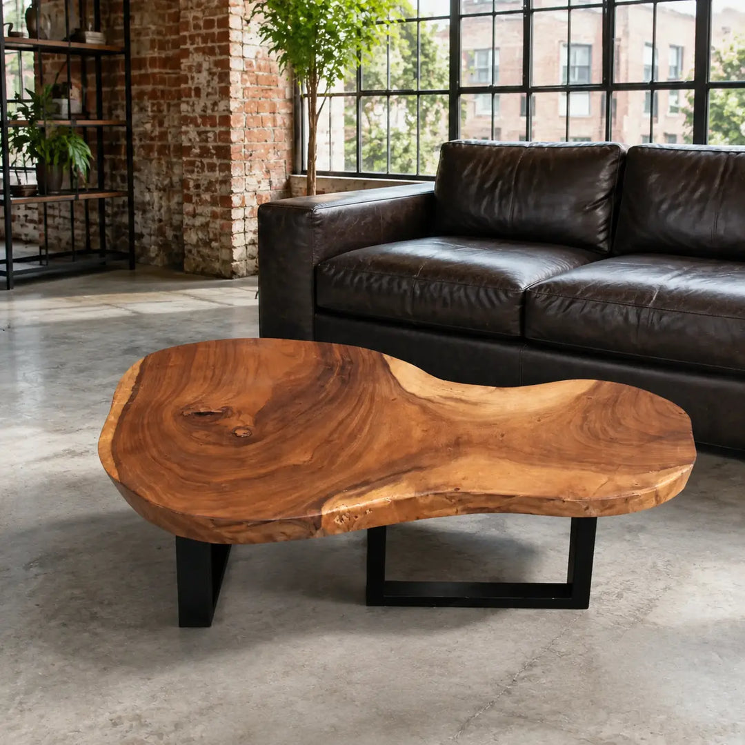 Couchtisch aus Akazie-Baumscheibe mit markanter Holzmaserung (Suarholz, ca. 107 x 90 x 43 cm, 8 cm starke Platte) und Naturkante, mittelgroßes Massivholz-Unikat für asiatisch inspiriertes Wohnzimmer, Loft oder Lounge in der Schweiz
