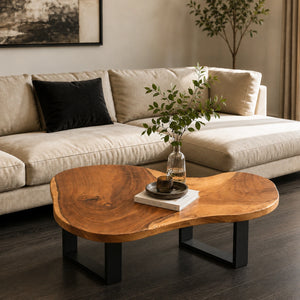 Couchtisch aus Akazie-Baumscheibe mit markanter Holzmaserung (Suarholz, ca. 107 x 90 x 43 cm, 8 cm starke Platte) und Naturkante, mittelgroßes Massivholz-Unikat für asiatisch inspiriertes Wohnzimmer, Loft oder Lounge in der Schweiz
