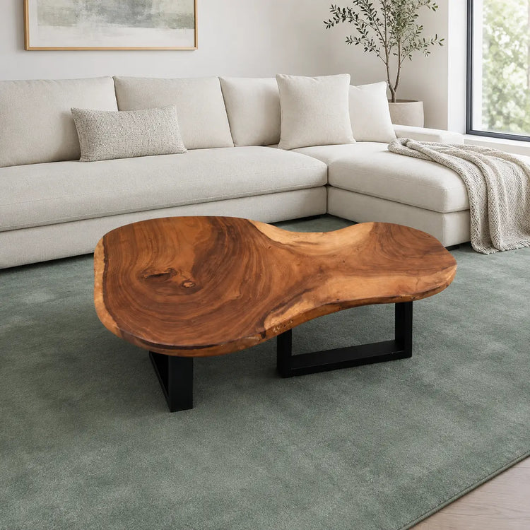 Couchtisch aus Akazie-Baumscheibe mit markanter Holzmaserung (Suarholz, ca. 107 x 90 x 43 cm, 8 cm starke Platte) und Naturkante, mittelgroßes Massivholz-Unikat für asiatisch inspiriertes Wohnzimmer, Loft oder Lounge in der Schweiz
