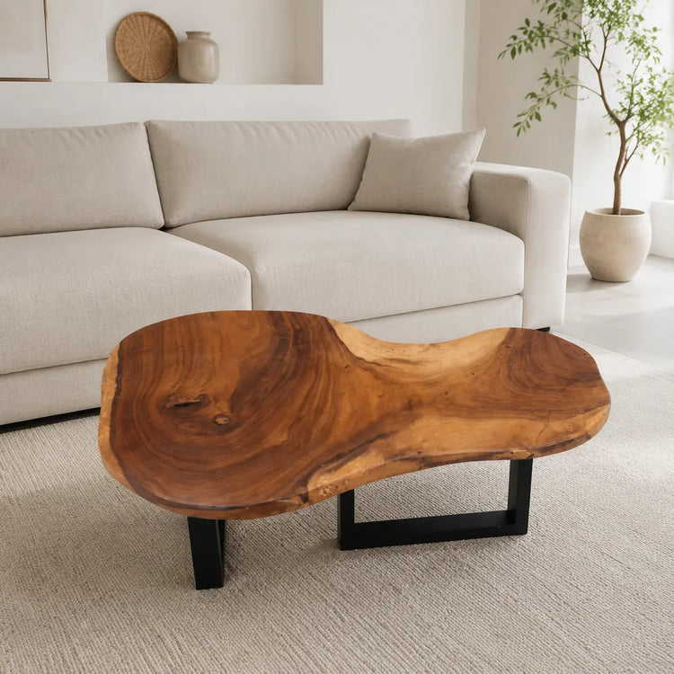 Couchtisch aus Akazie-Baumscheibe mit markanter Holzmaserung (Suarholz, ca. 107 x 90 x 43 cm, 8 cm starke Platte) und Naturkante, mittelgroßes Massivholz-Unikat für asiatisch inspiriertes Wohnzimmer, Loft oder Lounge in der Schweiz

