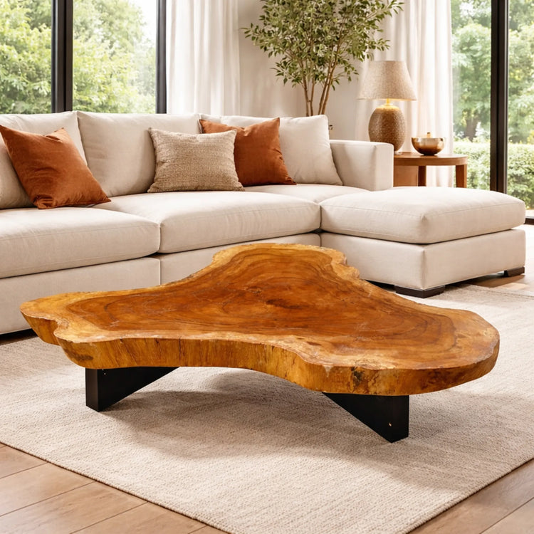 Baumscheiben-Couchtisch aus 9 cm starker Akazien-Baumscheibe (114 × 110 × 43 cm) mit organischer Dreiecksform und echter Baumkante, massives Naturholz-Unikat als Wohnzimmertisch für L-Sofa, Lounge oder Design-Wohnzimmer in der Schweiz