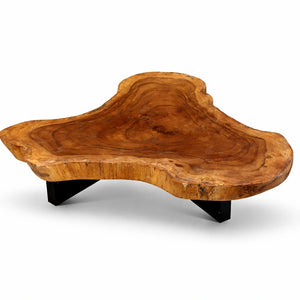 Baumscheiben-Couchtisch aus 9 cm starker Akazien-Baumscheibe (114 × 110 × 43 cm) mit organischer Dreiecksform und echter Baumkante, massives Naturholz-Unikat als Wohnzimmertisch für L-Sofa, Lounge oder Design-Wohnzimmer in der Schweiz