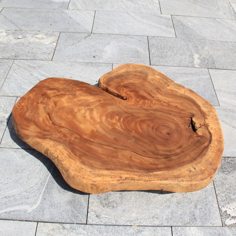 `Baumscheiben-Couchtisch aus massiver Akazien-Baumscheibe (108 x 88 x 43 cm, 8 cm starke Platte) mit organischer Handform, Naturkante und schwarzem Metallfuß, rustikales Naturholz-Unikat für Familienwohnzimmer, Chalet oder Loft in der Schweiz`
