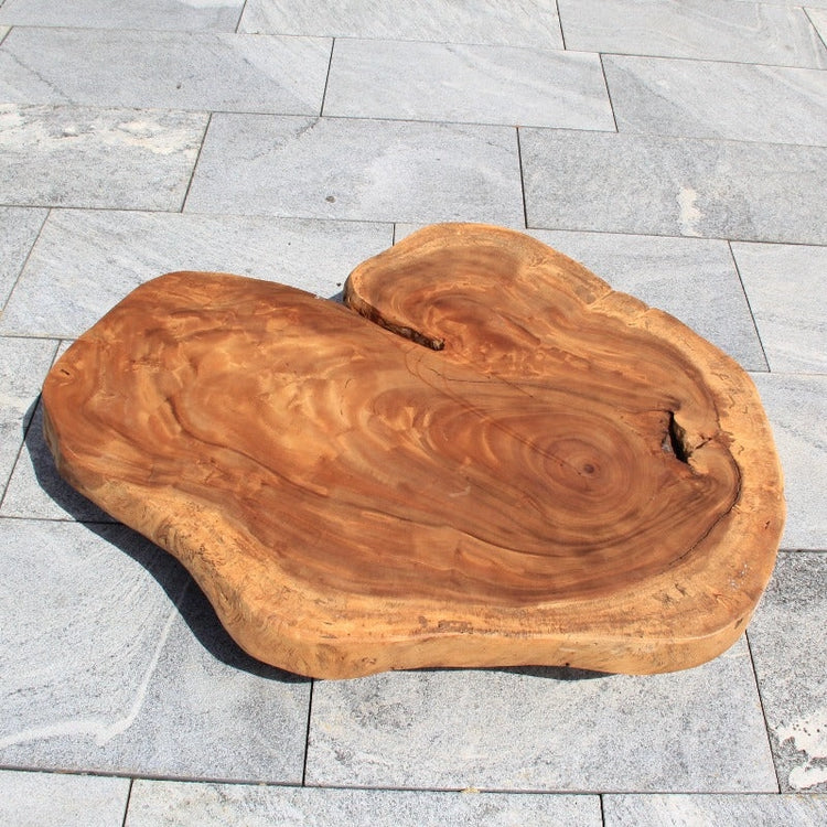 Baumscheiben-Couchtisch aus massiver Akazien-Baumscheibe (108 x 88 x 43 cm, 8 cm starke Platte) mit organischer Handform, Naturkante und schwarzem Metallfuß, rustikales Naturholz-Unikat für Familienwohnzimmer, Chalet oder Loft in der Schweiz
