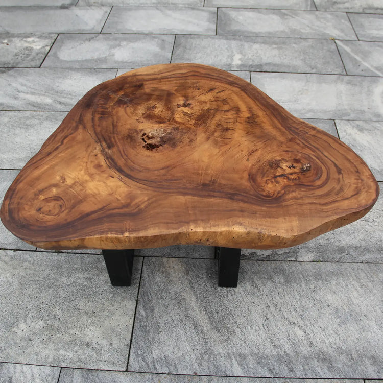 Baumscheiben-Couchtisch aus massivem Akazien-Suarholz (90 x 76 x 43 cm, ca. 8 cm starke Platte) mit dreieckiger Naturform, Naturkante und schwarzen Metallbeinen, schmutzabweisendes Naturholz-Unikat für Wohnzimmer oder Lounge in der Schweiz