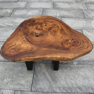 `Baumscheiben-Couchtisch aus massivem Akazien-Suarholz (90 x 76 x 43 cm, ca. 8 cm starke Platte) mit dreieckiger Naturform, Naturkante und schwarzen Metallbeinen, schmutzabweisendes Naturholz-Unikat für Wohnzimmer oder Lounge in der Schweiz`