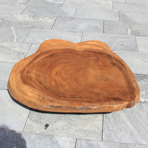 `Baumscheiben-Couchtisch aus massiver Akazien-Baumscheibe (104 x 100 x 43 cm, 8 cm starke Platte) mit Naturkante und warmer Maserung, massiver Holzstammtisch als Mittelpunkt im Wohnzimmer, in Lounge, Wintergarten oder Chalet in der Schweiz`
