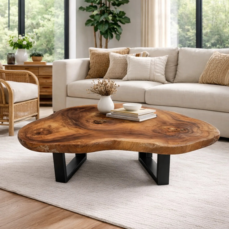 Baumscheiben-Couchtisch aus massivem Akazien-Suarholz (90 x 76 x 43 cm, ca. 8 cm starke Platte) mit dreieckiger Naturform, Naturkante und schwarzen Metallbeinen, schmutzabweisendes Naturholz-Unikat für Wohnzimmer oder Lounge in der Schweiz