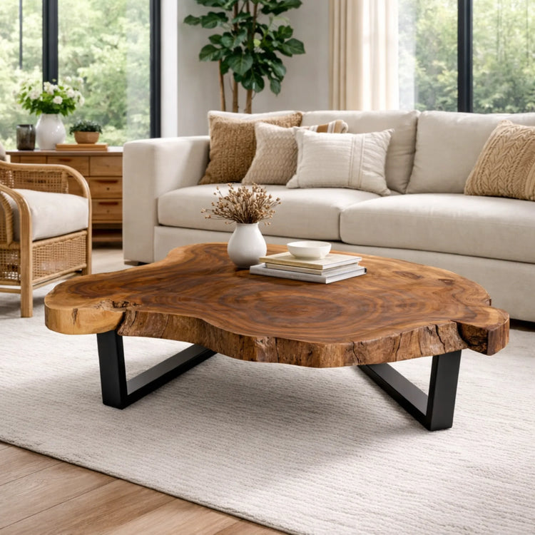 Baumscheiben-Couchtisch aus Akazie in Naturform (118 × 108 × 43 cm, 9 cm starke Platte) mit echter Baumkante und Metallgestell, massives Naturholz-Unikat für Wohnzimmer, Lounge oder Wintergarten in stilvollen Schweizer Wohnräumen