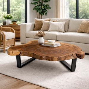 Baumscheiben-Couchtisch aus Akazie in Naturform (118 × 108 × 43 cm, 9 cm starke Platte) mit echter Baumkante und Metallgestell, massives Naturholz-Unikat für Wohnzimmer, Lounge oder Wintergarten in stilvollen Schweizer Wohnräumen