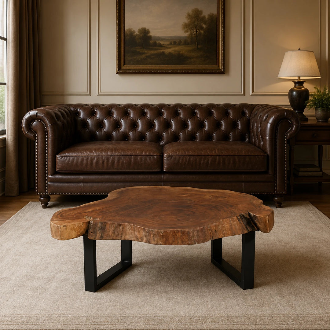 Baumscheiben-Couchtisch aus Akazie in Naturform (118 × 108 × 43 cm, 9 cm starke Platte) mit echter Baumkante und Metallgestell, massives Naturholz-Unikat für Wohnzimmer, Lounge oder Wintergarten in stilvollen Schweizer Wohnräumen