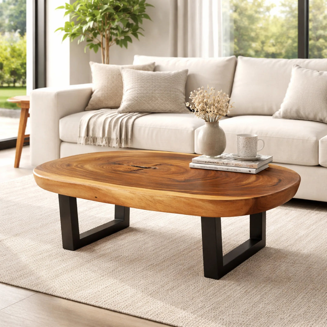 Couchtisch aus Akazie-Holzstamm (Suarholz-Baumscheibe, 108 x 72 x 43 cm, 8 cm starke Platte) mit Naturkante, elegantes Massivholz-Unikat für Einzelsofas und kleine Wohnzimmer in der Schweiz