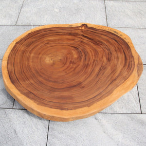 `Runder Baumstamm-Couchtisch aus massiver Akazien-Baumscheibe (92 × 75 × 43 cm, 8 cm starke Platte) mit Naturkante und sichtbaren Jahresringen, warmer Naturholz-Salontisch als Unikat für Wohnzimmer, Lounge oder kleinen Raum in der Schweiz`
