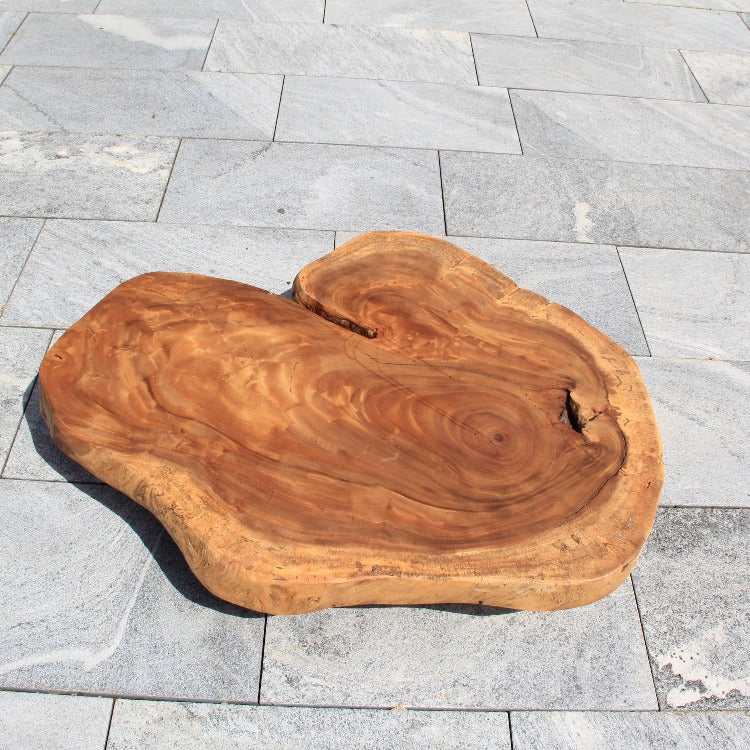 Massiver Baumstamm-Couchtisch aus asiatischer Akazien-Baumscheibe (108 x 88 x 43 cm, ca. 8 cm starke Platte) mit organischer Naturform, lebendiger Baumkante und dunklen Jahresringen, Naturholz-Unikat für Wohnzimmer mit Ecksofa oder L-Sofa in der Schweiz
