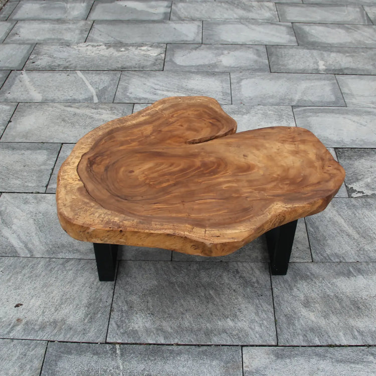 `Massiver Baumstamm-Couchtisch aus asiatischer Akazien-Baumscheibe (108 x 88 x 43 cm, ca. 8 cm starke Platte) mit organischer Naturform, lebendiger Baumkante und dunklen Jahresringen, Naturholz-Unikat für Wohnzimmer mit Ecksofa oder L-Sofa in der Schweiz`
