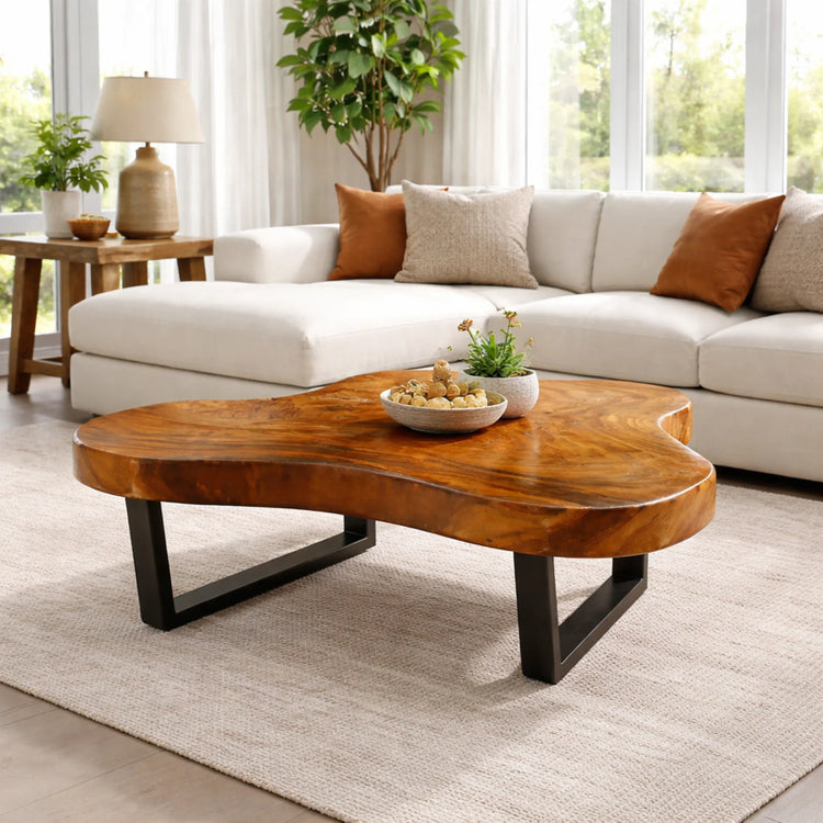 Baumstamm-Couchtisch aus umweltfreundlicher Akazien-Baumscheibe (100 x 90 x 43 cm, ca. 8 cm starke Platte) mit unregelmäßiger Naturform, lebendiger Maserung und echter Baumkante, pflegeleichtes Massivholz-Unikat für Wohnzimmer, Wintergarten oder Büro-Empfang in der Schweiz