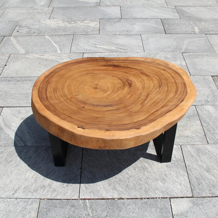 Runder Baumstamm-Couchtisch aus massiver Akazien-Baumscheibe (92 x 75 x 43 cm, ca. 8 cm starke Platte) mit lebendiger Naturkante und sichtbaren Jahresringen, kompakter Naturholz-Salontisch im asiatisch-rustikalen Stil für Wohnzimmer, Lounge oder Wintergarten in der Schweiz
