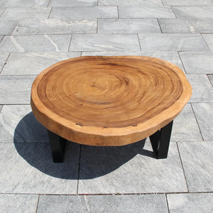 Runder Baumstamm-Couchtisch aus massiver Akazien-Baumscheibe (92 x 75 x 43 cm, ca. 8 cm starke Platte) mit lebendiger Naturkante und sichtbaren Jahresringen, kompakter Naturholz-Salontisch im asiatisch-rustikalen Stil für Wohnzimmer, Lounge oder Wintergarten in der Schweiz
