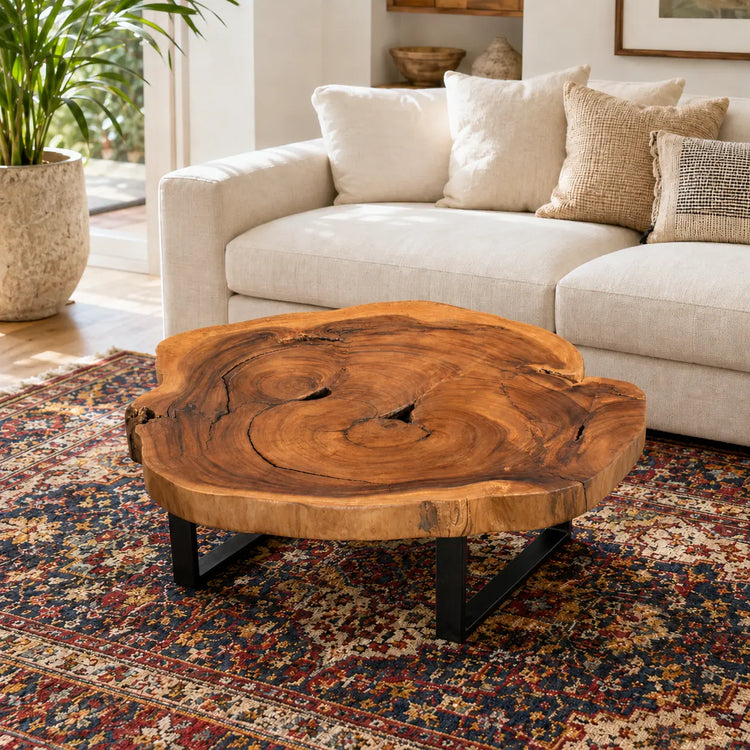 Runder Holz-Couchtisch aus massiver Akazien-Baumscheibe (94 x 92 x 43 cm, 8 cm starke Platte) mit Naturrand und wirbelartiger Maserung, kompakter Naturholz-Unikat-Tisch für kleine und mittlere Wohnzimmer in der Schweiz