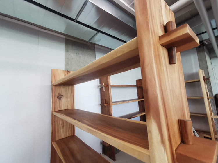 Baumstamm Regal aus Holz – Großes, Hohes Teak Naturholz Regal zum Kauf