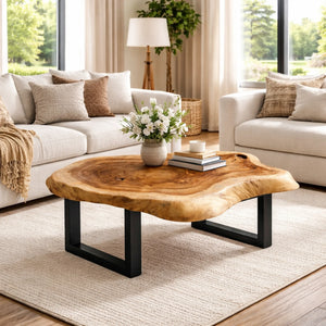 Heller Salontisch aus Akazie-Suar-Baumscheibe (118 × 87 cm, 8 cm starke Platte) mit Naturkante, rustikaler aber leichter Massivholz-Couchtisch im Vintage-Stil für Wohnzimmer, Lounge, Balkon oder Terrasse in der Schweiz