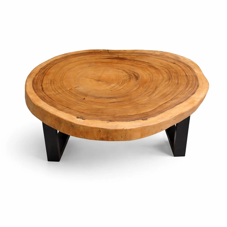 Runder Baumstamm-Couchtisch aus massiver Akazien-Baumscheibe (92 x 75 x 43 cm, ca. 8 cm starke Platte) mit lebendiger Naturkante und sichtbaren Jahresringen, kompakter Naturholz-Salontisch im asiatisch-rustikalen Stil für Wohnzimmer, Lounge oder Wintergarten in der Schweiz