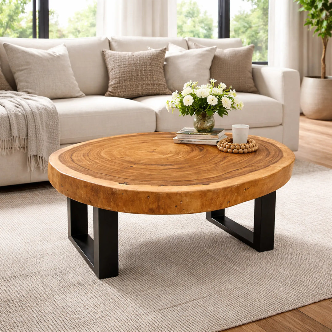 Runder Baumstamm-Couchtisch aus massiver Akazien-Baumscheibe (92 x 75 x 43 cm, ca. 8 cm starke Platte) mit lebendiger Naturkante und sichtbaren Jahresringen, kompakter Naturholz-Salontisch im asiatisch-rustikalen Stil für Wohnzimmer, Lounge oder Wintergarten in der Schweiz
