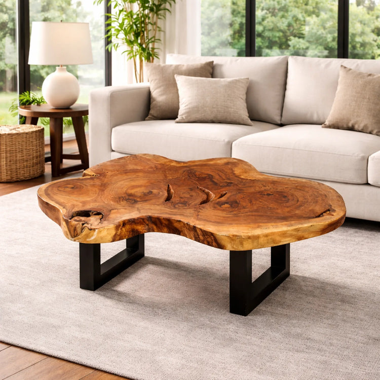 Baumtisch aus massiver Akazie-Baumscheibe (ca. 99 x 77 x 43 cm, 8 cm starke Platte) mit frei gewachsener, blütenartiger Kontur und Baumkante, Naturholz-Couchtisch als Massivholz-Unikat für Wohnzimmer oder Chalet in der Schweiz
