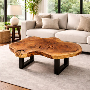 Baumtisch aus massiver Akazie-Baumscheibe (ca. 99 x 77 x 43 cm, 8 cm starke Platte) mit frei gewachsener, blütenartiger Kontur und Baumkante, Naturholz-Couchtisch als Massivholz-Unikat für Wohnzimmer oder Chalet in der Schweiz
