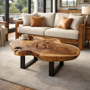 Baumtisch aus massiver Akazie-Baumscheibe (ca. 99 x 77 x 43 cm, 8 cm starke Platte) mit frei gewachsener, blütenartiger Kontur und Baumkante, Naturholz-Couchtisch als Massivholz-Unikat für Wohnzimmer oder Chalet in der Schweiz
