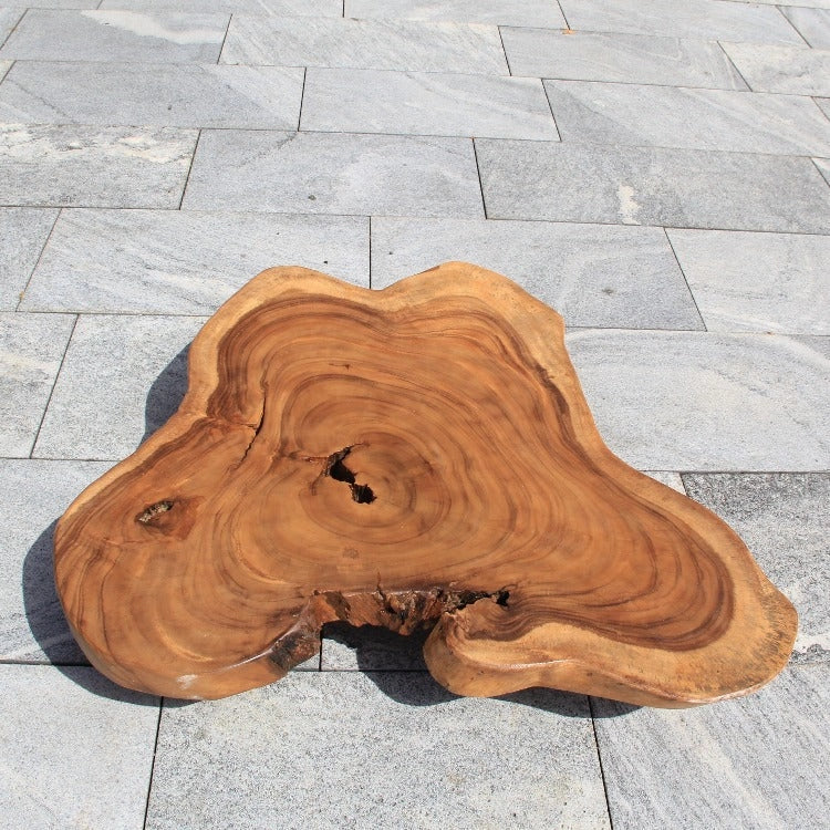 `Beistelltisch aus massiver Akazien-Baumscheibe (90 x 90 x 43 cm, 8 cm starke Platte) mit unregelmäßiger Naturform, Baumkante und sichtbaren Jahresringen, nachhaltiges Naturholz-Unikat für Sofa-Ecke, Lounge oder Balkon in der Schweiz`
