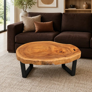 Kleiner Couchtisch aus heller Akazien-Baumscheibe (99 x 70 x 43 cm, 8 cm starke Platte) in organischer Nierenform, Massivholz-Unikat im skandinavischen Naturholz-Look für kleine Wohnzimmer und Leseecken in der Schweiz
