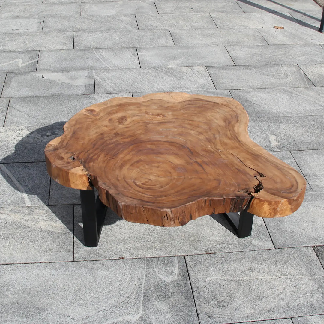 Couchtisch aus 9 cm starker Akazien-Baumscheibe (110 × 100 × 43 cm) mit rundlich-organischer Form, sanfter Einbuchtung, Naturriss und echter Baumkante, massives Naturholz-Unikat für Wohnzimmer mit L-Sofa, Familien-Lounge oder Meditations-Ecke in der Schweiz`
