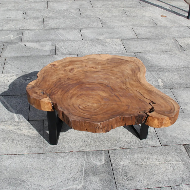 Couchtisch aus 9 cm starker Akazien-Baumscheibe (110 × 100 × 43 cm) mit rundlich-organischer Form, sanfter Einbuchtung, Naturriss und echter Baumkante, massives Naturholz-Unikat für Wohnzimmer mit L-Sofa, Familien-Lounge oder Meditations-Ecke in der Schweiz