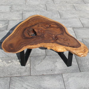 `Baumkante-Couchtisch aus massiver Akazien-Baumscheibe (109 × 105 × 43 cm) mit Delta/Tropfen-Form, Naturkante und Metallgestell, organisches Naturholz-Unikat als Salontisch für L-Sofa, Ecksofa oder Lounge in der Schweiz`

