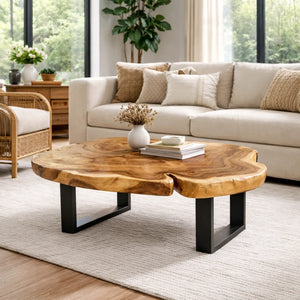 Baumkante-Wohnzimmertisch aus massiver Akazien-Baumscheibe (110 × 100 × 43 cm, ca. 8 cm starke Platte) mit herzförmiger Einbuchtung, rundlich-organischer Form und warmer Naturbraun-Tönung auf schwarzen Metallkufen, Massivholz-Unikat für moderne Wohnungen in der Schweiz