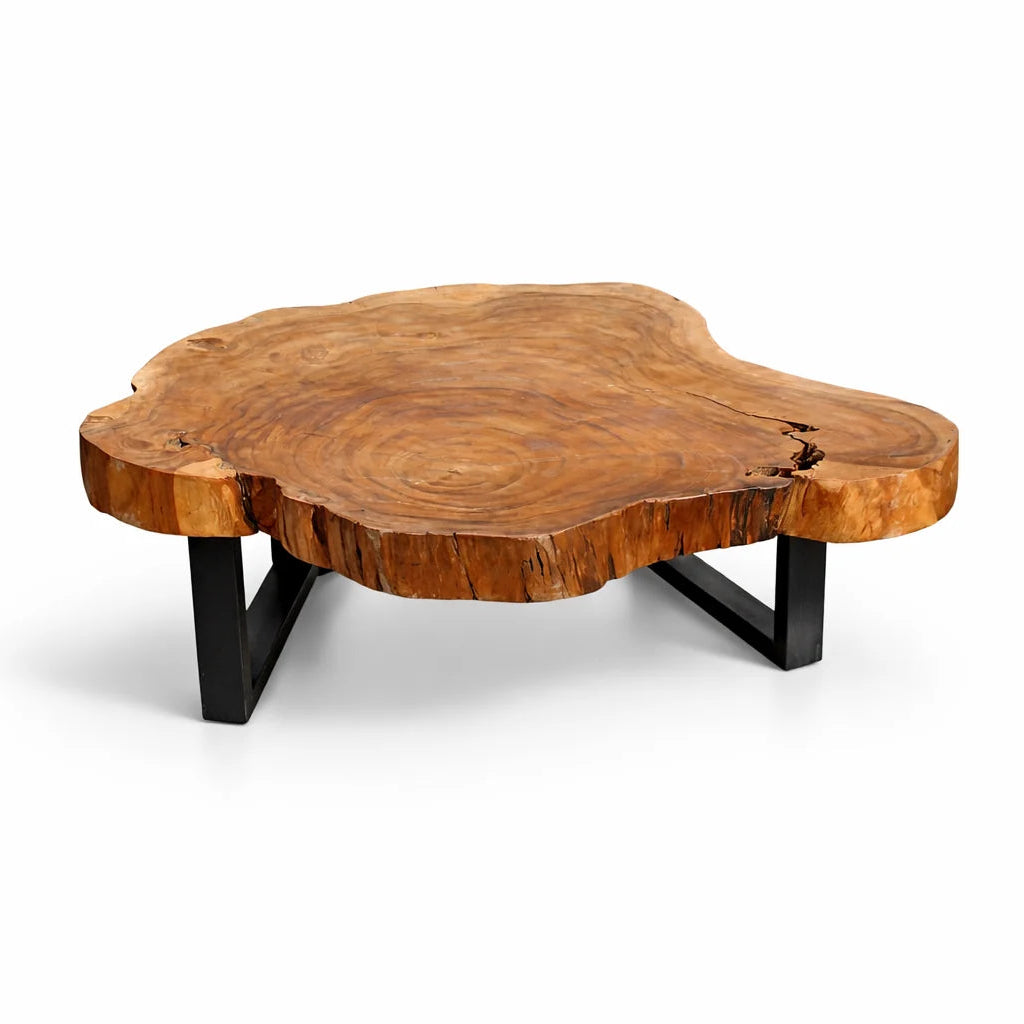 Couchtisch aus 9 cm starker Akazien-Baumscheibe (110 × 100 × 43 cm) mit rundlich-organischer Form, sanfter Einbuchtung, Naturriss und echter Baumkante, massives Naturholz-Unikat für Wohnzimmer mit L-Sofa, Familien-Lounge oder Meditations-Ecke in der Schweiz