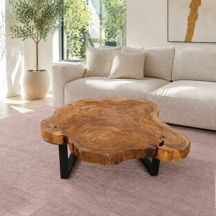 Couchtisch aus 9 cm starker Akazien-Baumscheibe (110 × 100 × 43 cm) mit rundlich-organischer Form, sanfter Einbuchtung, Naturriss und echter Baumkante, massives Naturholz-Unikat für Wohnzimmer mit L-Sofa, Familien-Lounge oder Meditations-Ecke in der Schweiz