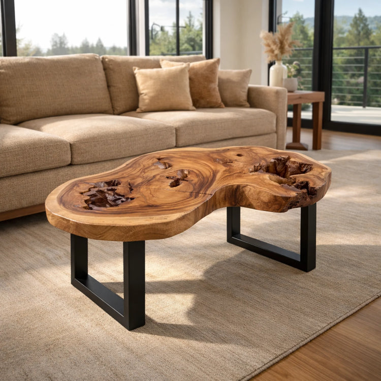 Couchtisch aus Akazien-Baumscheibe (96 × 93 × 43 cm, 8 cm starke Platte) mit organischer Nierenform, Live Edge und offenen Astlöchern, massives Naturholz-Unikat für skandinavische, asiatische oder moderne Wohnzimmer in der Schweiz