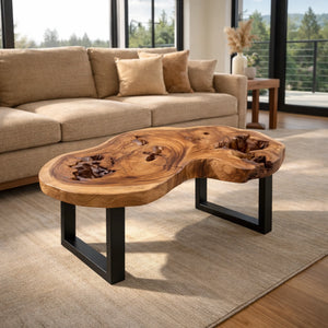 Couchtisch aus Akazien-Baumscheibe (96 × 93 × 43 cm, 8 cm starke Platte) mit organischer Nierenform, Live Edge und offenen Astlöchern, massives Naturholz-Unikat für skandinavische, asiatische oder moderne Wohnzimmer in der Schweiz