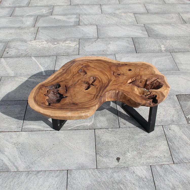Couchtisch aus Akazien-Baumscheibe (96 × 93 × 43 cm, 8 cm starke Platte) mit organischer Nierenform, Live Edge und offenen Astlöchern, massives Naturholz-Unikat für skandinavische, asiatische oder moderne Wohnzimmer in der Schweiz