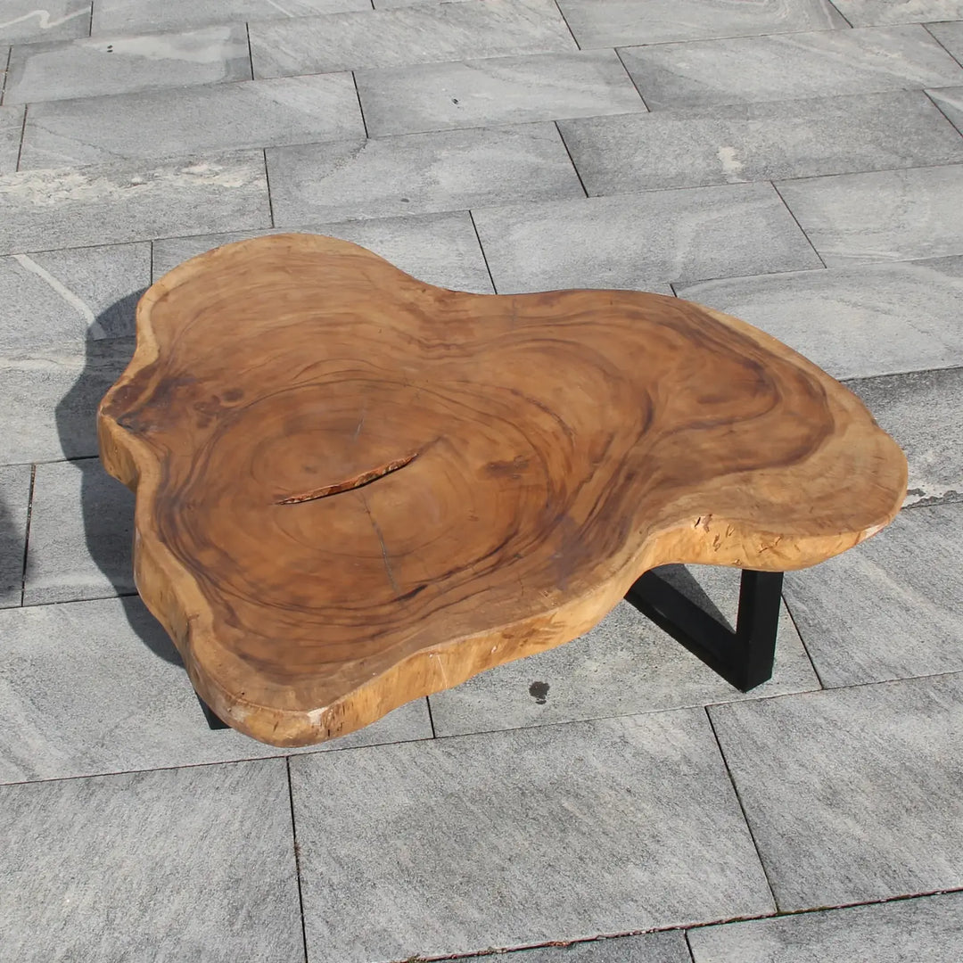 `Akazie-Baumscheibe-Couchtisch (110 × 100 × 43 cm, 9 cm starke Platte) mit herzförmiger Wolken-Naturform, echter Baumkante und honigbrauner Maserung, Massivholz-Unikat für Wohnzimmer mit Ecksofa oder L-Sofa in der Schweiz`