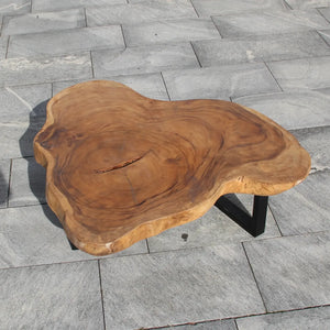 `Akazie-Baumscheibe-Couchtisch (110 × 100 × 43 cm, 9 cm starke Platte) mit herzförmiger Wolken-Naturform, echter Baumkante und honigbrauner Maserung, Massivholz-Unikat für Wohnzimmer mit Ecksofa oder L-Sofa in der Schweiz`
