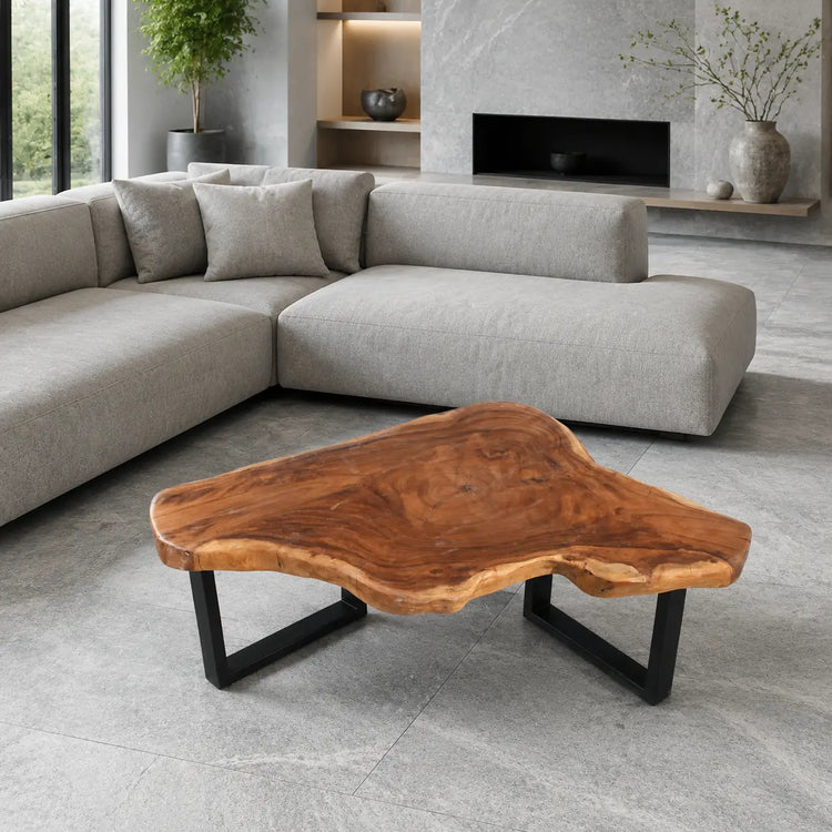 Couchtisch aus massiver Akazien-Baumscheibe (121 × 80 × 43 cm, 8 cm starke Platte) mit organisch-dreieckiger Form, heller Baumkante und goldbrauner Maserung, Naturholz-Unikat für moderne, skandinavische oder asiatische Wohnzimmer in der Schweiz