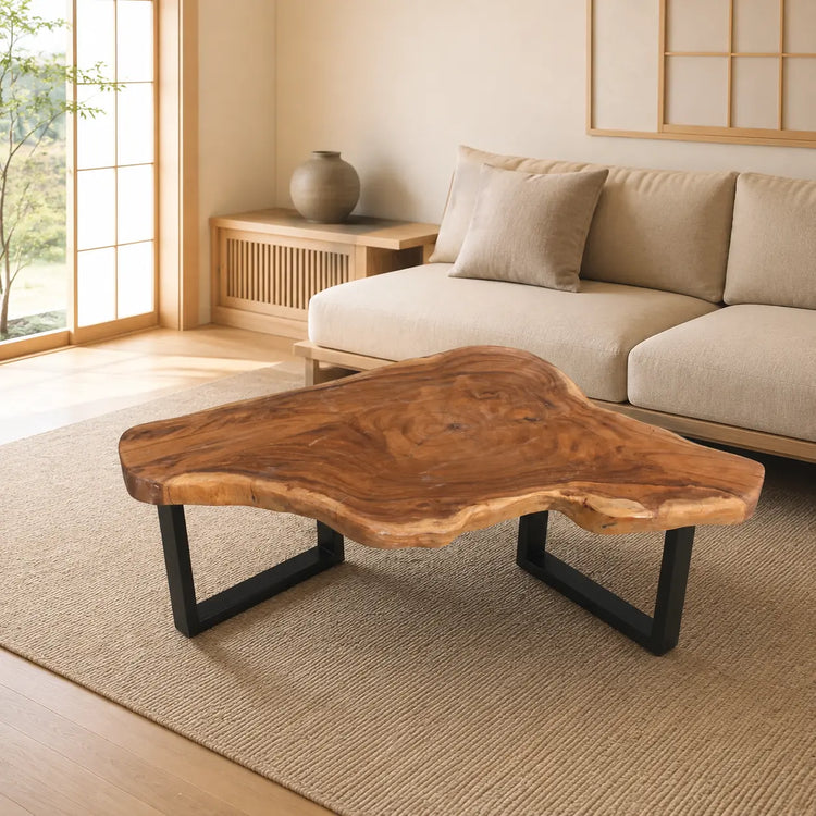 Couchtisch aus massiver Akazien-Baumscheibe (121 × 80 × 43 cm, 8 cm starke Platte) mit organisch-dreieckiger Form, heller Baumkante und goldbrauner Maserung, Naturholz-Unikat für moderne, skandinavische oder asiatische Wohnzimmer in der Schweiz