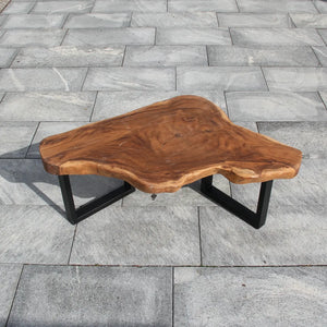 `Couchtisch aus massiver Akazien-Baumscheibe (121 × 80 × 43 cm, 8 cm starke Platte) mit organisch-dreieckiger Form, heller Baumkante und goldbrauner Maserung, Naturholz-Unikat für moderne, skandinavische oder asiatische Wohnzimmer in der Schweiz`
