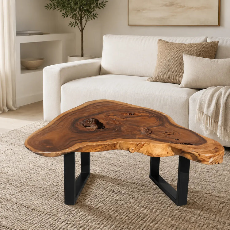 Baumkante-Couchtisch aus massiver Akazien-Baumscheibe (109 × 105 × 43 cm) mit Delta/Tropfen-Form, Naturkante und Metallgestell, organisches Naturholz-Unikat als Salontisch für L-Sofa, Ecksofa oder Lounge in der Schweiz